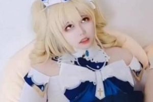 伪娘们肉身挡住了两个老哥的进攻,但你们能挡得住小拳拳吗?