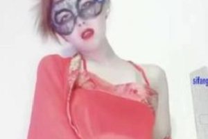 快手火辣妹子艾米又出新视频,这次是火辣辣超爽紫薇舞。