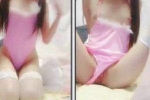 最新斗鱼超人气稚嫩粉嫩长腿小妹子美女【极品罗莉】（双马尾小女友）最新作品道具紫薇奥利给表演合集【1V-889M】