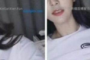 最新虎牙新晋人气超火爆高颜值顶级美女【极品尤物】（东方空姐）最新散播稀缺有尺度紫薇秀【1V-1.96G】