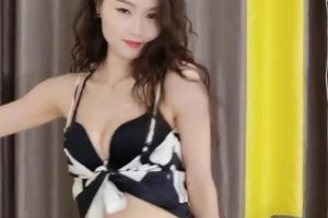 最新一代的舞蹈老师出现了,她叫小糖糖。