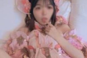 最新露脸COSER_极品反差婊-小余【秀萝套图】