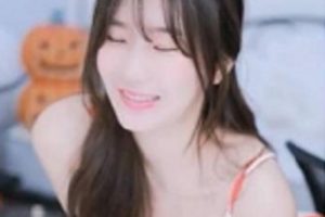 网红女团成员韩雅：秀发宛如红色玫瑰，让人一见钟情的灵动魅力