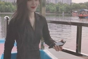 最美真实空姐_迷人蔓CC作品网红蔓CC穿着空姐服装飞翔，美景动人，激励人们勇敢追求梦想！