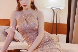 网红女神王馨瑶，穿着金色礼服，展现女性优雅与魅力