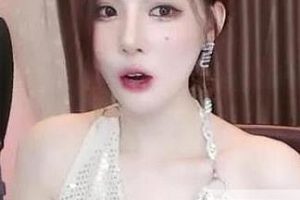 《小水熙：斗鱼红人，让你享受精彩的游戏直播、唱歌跳舞、搞笑段子以及对{{关键词20}}的深入解读》