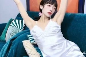 《勇敢爱自己：被偷偷放飞自我后的合租女同事吃鸡强上》：网红{{网红名字}}拍摄，把看似{{关键词20}}的情景变成一部精彩的视频，让观众感受到一种全新的视觉体验，一起见证主角{{杜撰一个姓名}}的勇敢爱自己之旅。