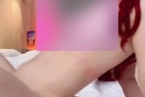 《孙海英：白丝袜丰满妻子少妇的约会内释健身房》