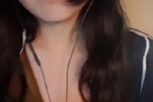 A失眠R女主播神秘摇摆诱人，褪去衣裳，肌肤丰韵女人味！