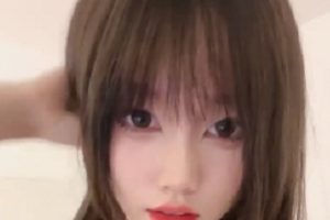 极致美貌！黑框眼镜+双马尾，白嫩漂亮馒头，超好特写！