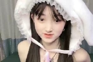 性感尤物美少女：吊带玩穴玩弄