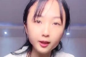 《嫩妹妹超会玩，粗大双头龙互擦某处！1V1，1.38GB百度盘转载》