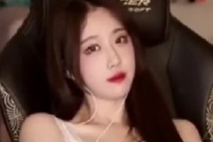 轩子巨2兔A失眠R福利篇：少妇装黑白丝袜，高能提醒！转载搬运百度盘