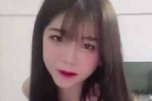 高颜值美女主播被指教成小小狗，双腿漏某处