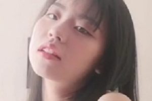 完美露脸艺校清纯小美女琪琪与四眼男的反差指教：chui xiao放飞自我打粑粑相当投入