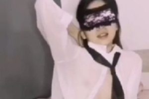 自行打包的双马尾妹妹穿丝袜乱来，叫声令人难以抑制