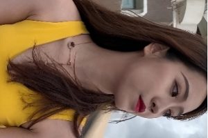 黄色紧身裤美女户外私拍-魅力四释放美女在户外穿着黄色紧身裤进行私密拍摄