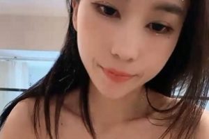 女神月月冲点高嗷独特设计的女士服装，展现出高贵优雅的气质