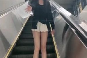 完美身材的嫩妹Luna000，适合室外多场景拍摄