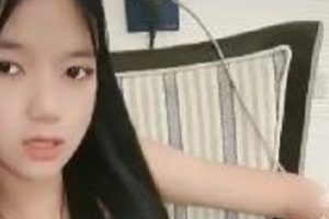 火爆无敌光自拍视频，粉丝互动怀里玩棍子小哥C，注意水印