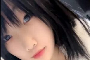 80多斤苗条妹妹在飞机场露粉某处，翘起屁屁扒拉神秘处的特写