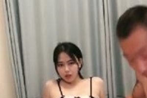 顶级Y女小雪自拍女仆露脸，清纯懵懂浓密秀发，1小时34分钟1.3G视频