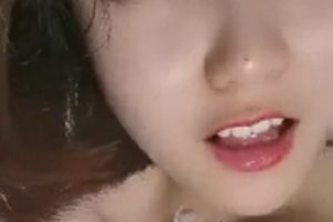 清纯大眼萌妹子露脸厕所放飞自我视频（YinYe版）-百度盘