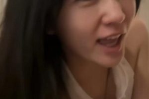 总的来说，这段视频的清纯与反差婊的结合，加上棒棒糖的元素，让这个后推车在办公室里热舞的视频异常吸引眼球。如果你也对这位神秘女主的下水道身份感兴趣，不妨来一探究竟！1V692M